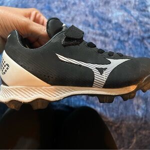 Mizuno Black and White Athletic Cleats